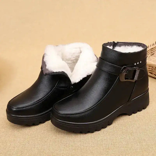 Bota Feminina de Couro com Forro Interno e Cano Médio
